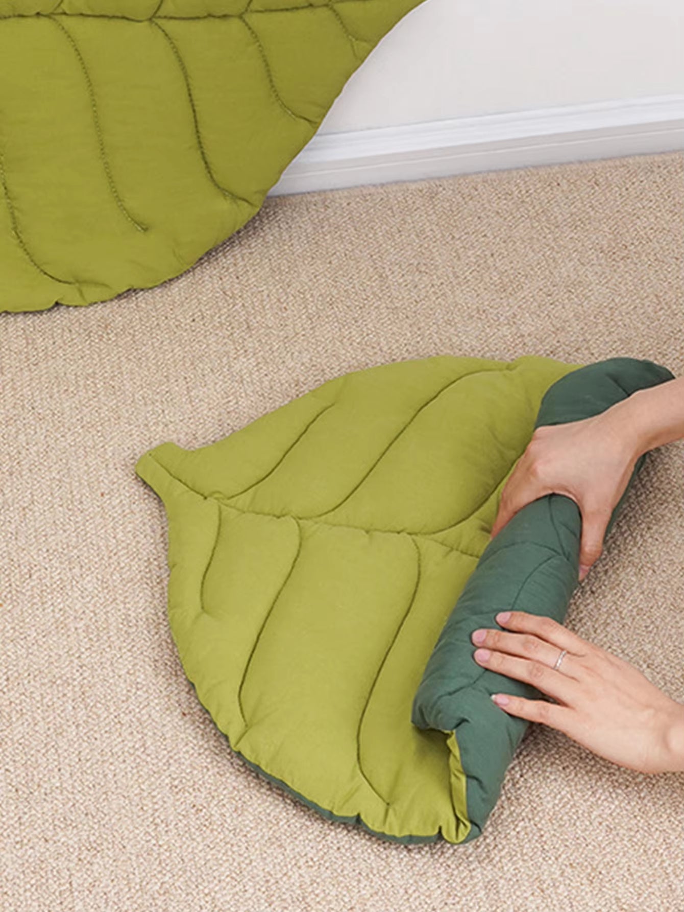 Leaf-Shaped Cat Mattress & Dog Bed, Double-Sided, Warm Pad